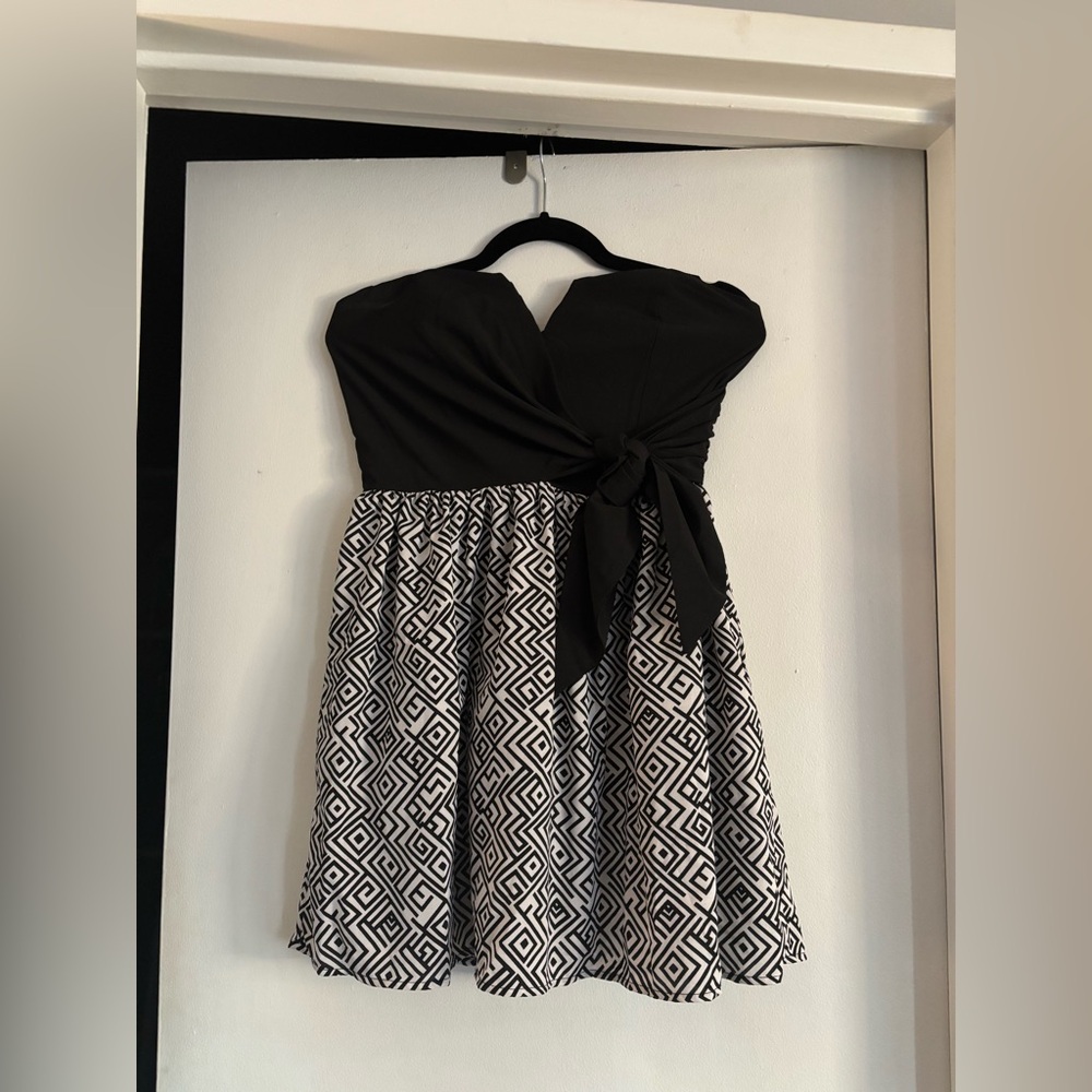 Black and White Geometric Print Strapless Dress with Bow